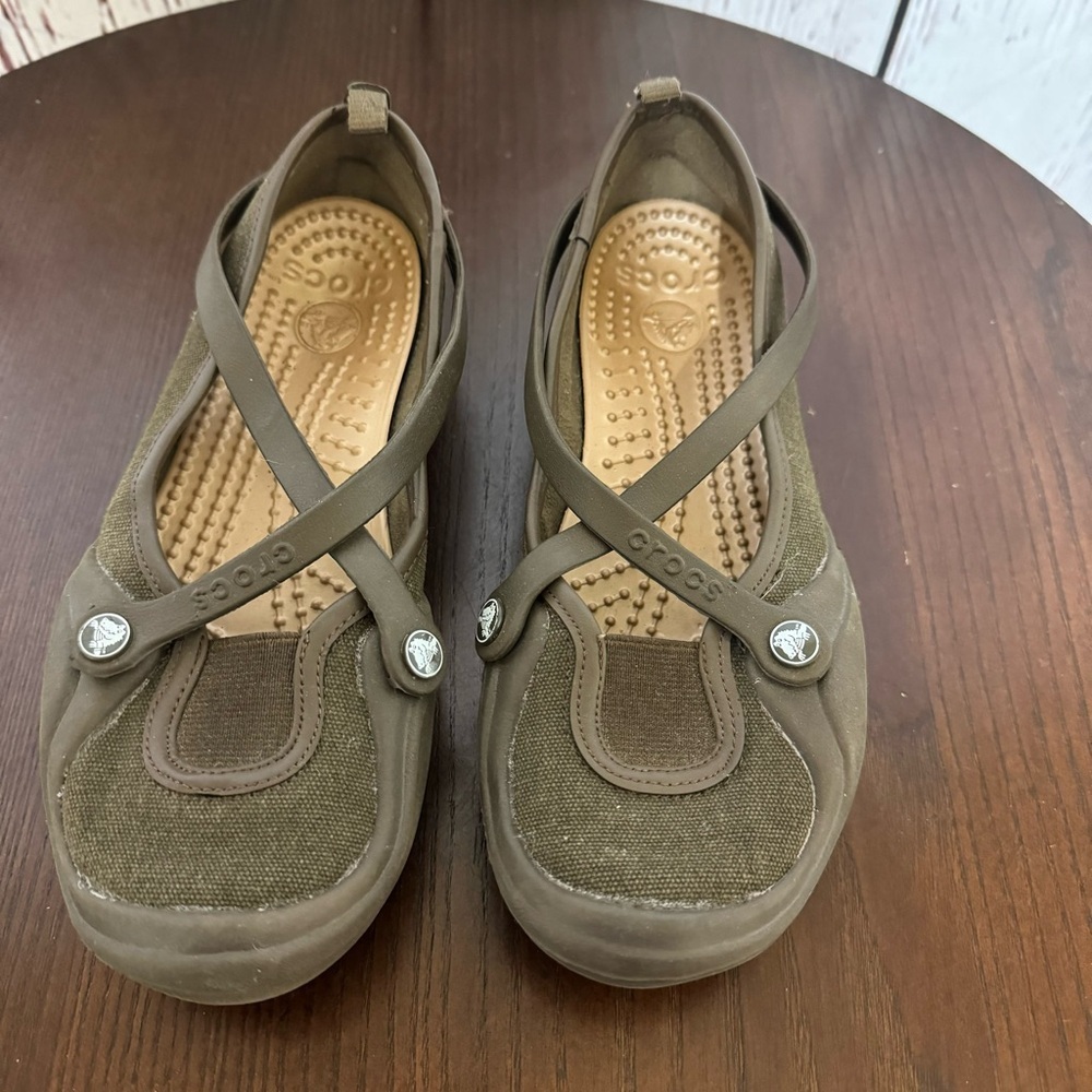 CROCS women’s loafer flats in chocolate brown color size 6 removable insole GUC